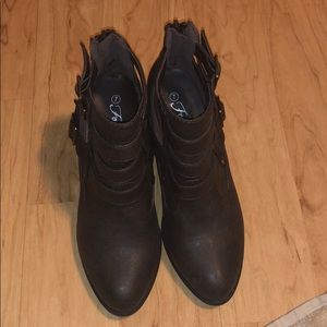 Cute brown boots size 7